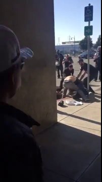 2 supporters des Oakland Riders se défoncent devant tout le monde sur un parking avant match !!