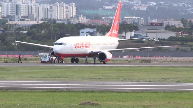 제주공항 항공기 이륙 중 급제동...관제 실수 가능성 / YTN