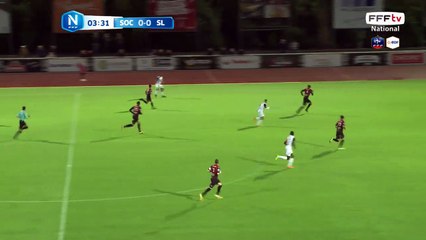 La première frappe du match pour Laval est directement captée par AHAMADA.
