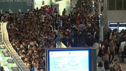 황금연휴에 공항 '북새통'...오늘 하루 11만 명 출국 / YTN
