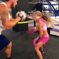 Cette fillette pourrait très facilement vous casser en deux