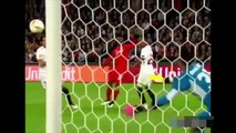 Mesut Özil, Daniel Sturridgein attığı golün tekrarını atmaya çalışıyor