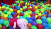 Peppa Pig en el parque de bolas juega en la piscina y el tobogán | Vídeos de Peppa Pig en español