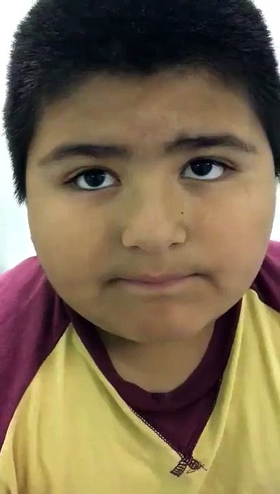 Un enfant respire en faisant des bruits d'oiseaux