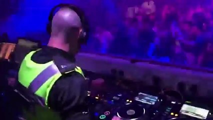 Un policier et DJ en même temps dans un Nightclub en Angleterre !