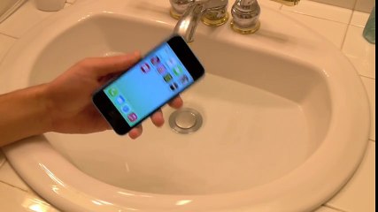 iPhone 5C Water Test - Playing Infinity Blade 3 Underwater