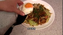 A creator makes source yakisoba with thick steamed chewy noodles