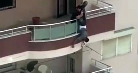4'üncü Kattaki Balkondan Sarkıp Boya Yaptı, Tepkileri Üzerine Topladı