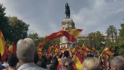 Sevilla congrega miles de personas con banderas de España pidiendo su unidad