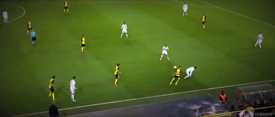 Toni Kroos first time, no look crossfield pass to Carvajal under some pressure. The small details...
