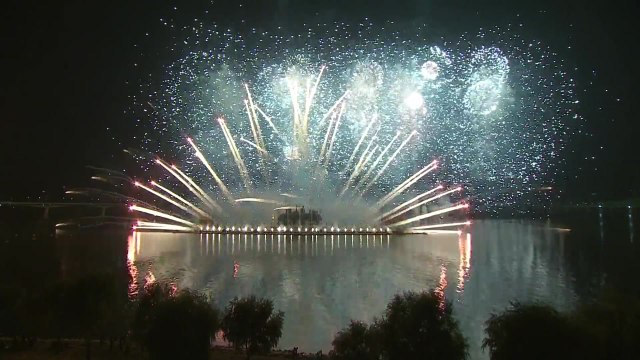 여의도 수놓은 불꽃...85만 명 인파 몰려 / YTN