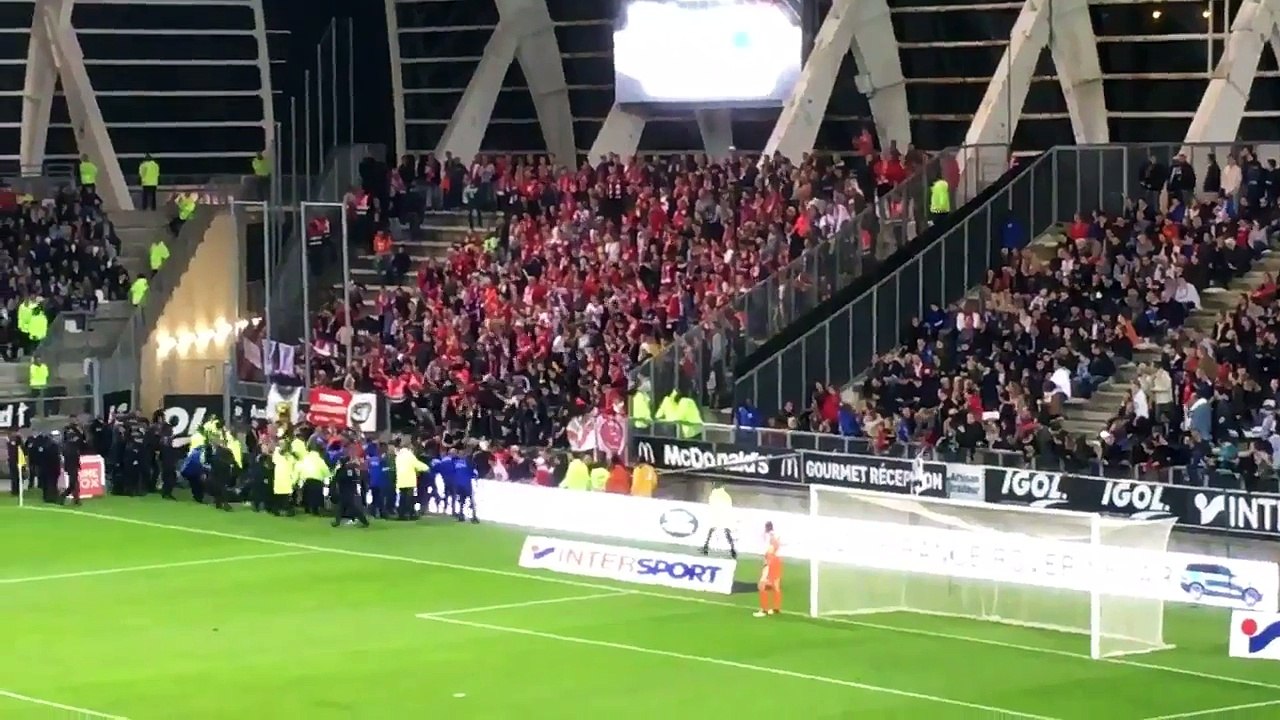La tribune visiteur amiens losc s'est effrondrée!