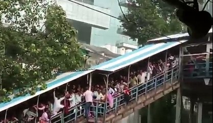 [MP4 360p] Mumbai_ There was a stampede on the bridge connecting Elphinstone and Parel railway stations