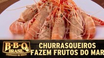 Churrasqueiros preparam frutos do mar exóticos na brasa