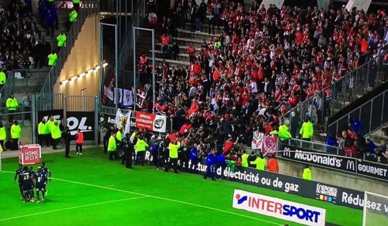 Match de foot Amiens Lille : la barrière d'une tribune s'effondre, plusieurs blessés graves