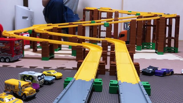 ディズニーカーズ　レアなカーズトミカでカーズたちがレース！