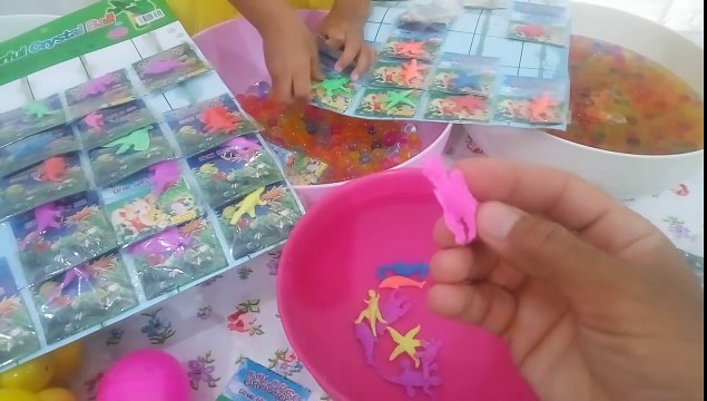2 büyük orbeez kabında sürpriz bulma yarışı .Eğlenceli çocuk videosu