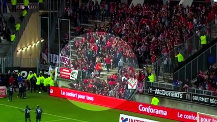 佛 프로축구경기 중 펜스 붕괴...20여 명 부상 / YTN