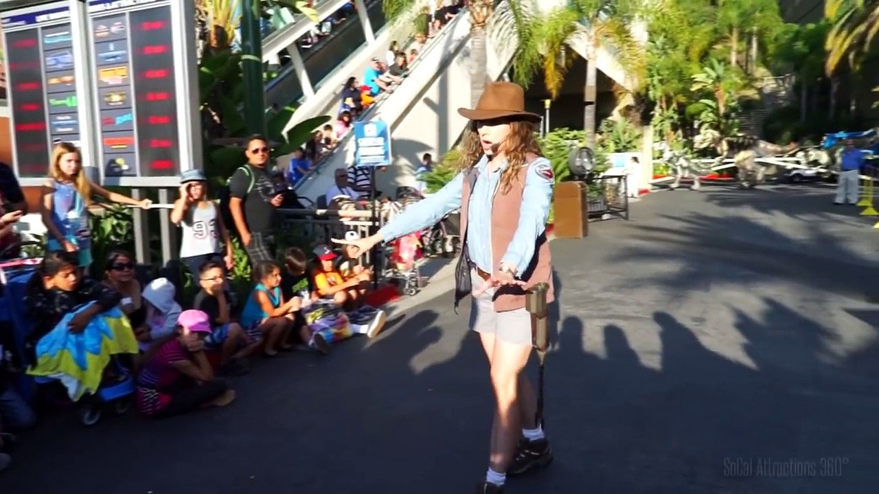 NEW! Interive Raptor Encounter - Live Walking Raptor - Dinosaur Experience - Universal Hollywood