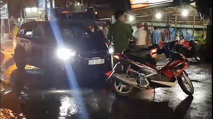 Xe “điên” kéo lê phụ nữ cả km dưới gầm 1