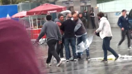 Taksim'de Şemsiye Satıcılarının Meydan Kavgası Kamerada