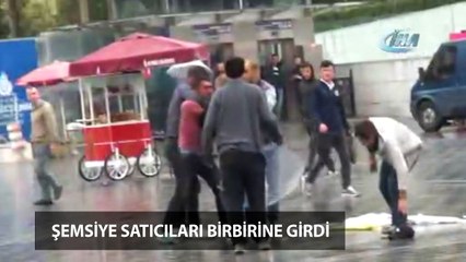Taksim'de şemsiye satıcılarının meydan kavgası