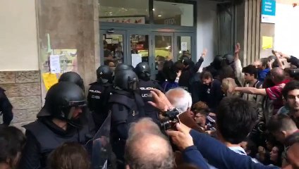 La policia espanyola, a l'IES Jaume Balmes