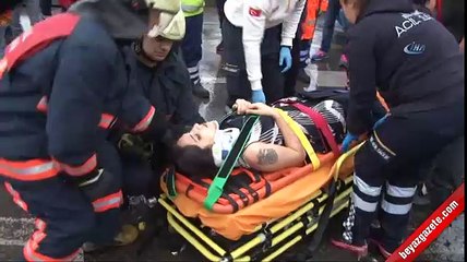 Kadıköy'de lüks otomobil yolcu otobüsüne çarptı