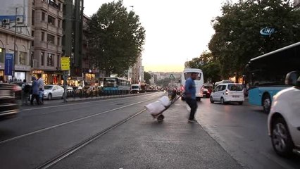 Tramvay Yolunu İşgal Eden Sürücüler Vatmanlara Zor Anlar Yaşatıyor