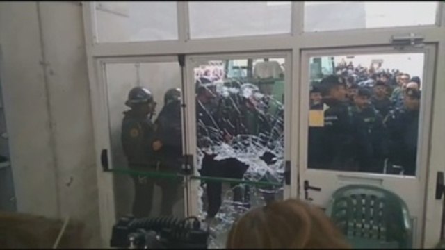 Los antidisturbios intervienen en el colegio donde debe votar Puigdemont