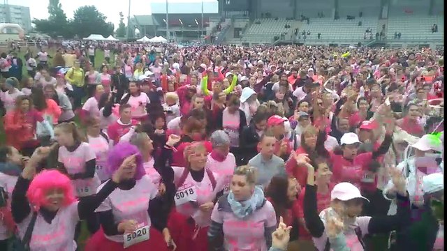 Octobre Rose à Nancy : l'échauffement au stade Raymond-Petit de Tomblaine
