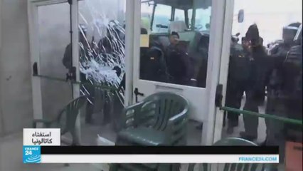 فيديو كاتالونيا: الشرطة تقتحم مراكز الاقتراع