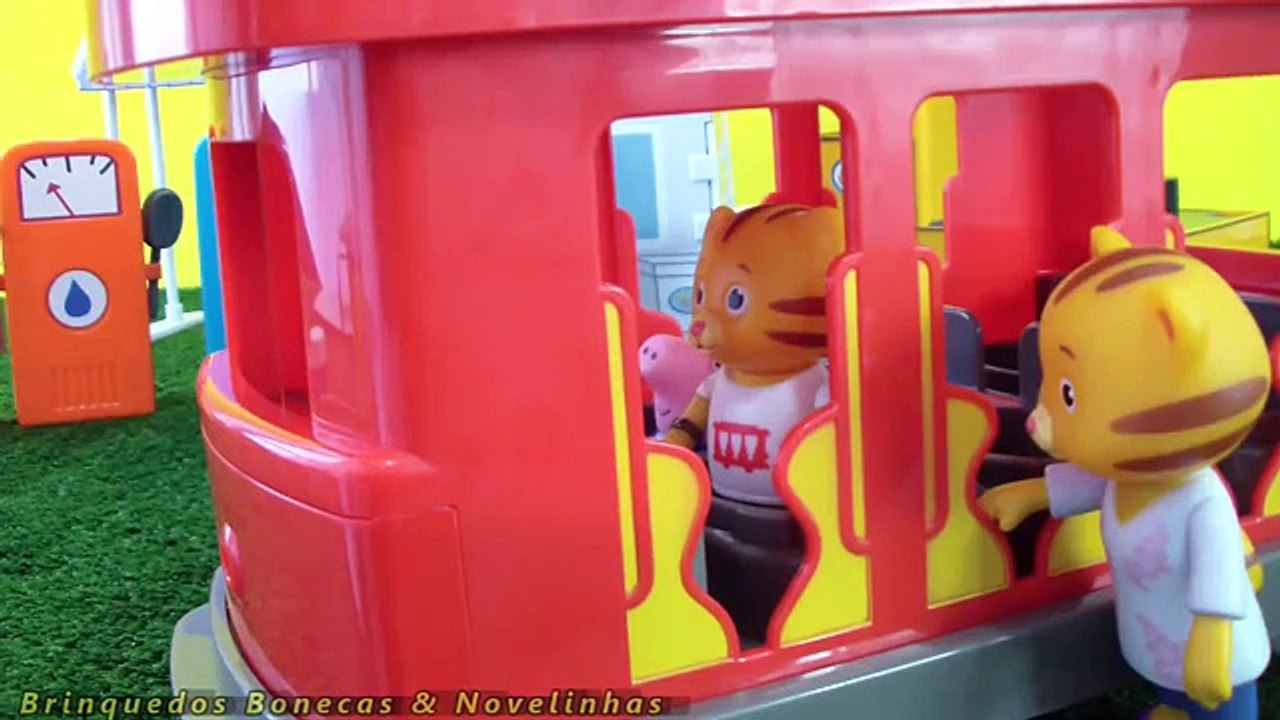 Pig George da Família Peppa Pig conhece Bondinho Daniel Tigre Em Português Carro Caillou