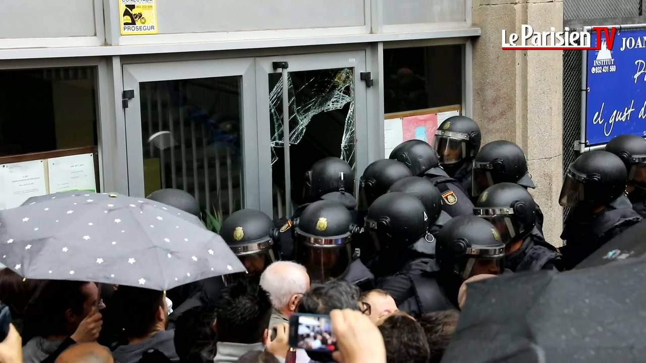Référendum en Catalogne : la police défonce la porte du lycée
