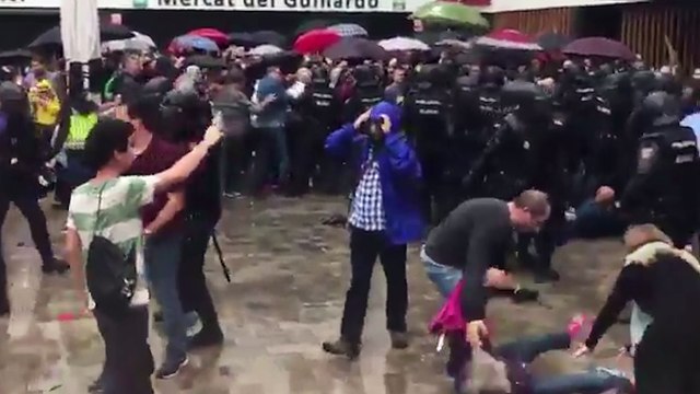 Decenas de heridos durante las cargas policiales del 1-O