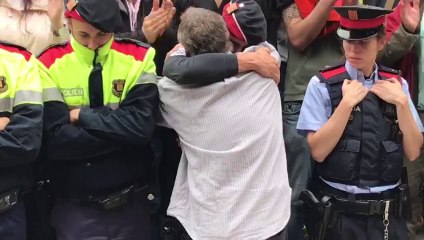 Els mossos s'emocionen davant el suport de la gent