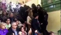 Scènes de violence à Barcelone : cette femme se fait tirer par les cheveux par les forces de l'ordre