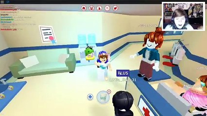 GIVING BIRTH AND BREAKING A BONE IN ROBLOX! | MEEP CITY
