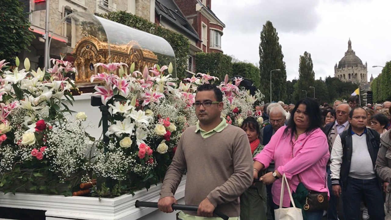 Procession pour les fetes theresiennes à Lisieux