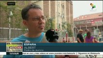 Familias catalanas se instalan en los colegios electorales