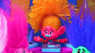 Trolls Movie DJ SUKIs Jelly BELLY See What Toys Are Inside | Fizzy Toy Show