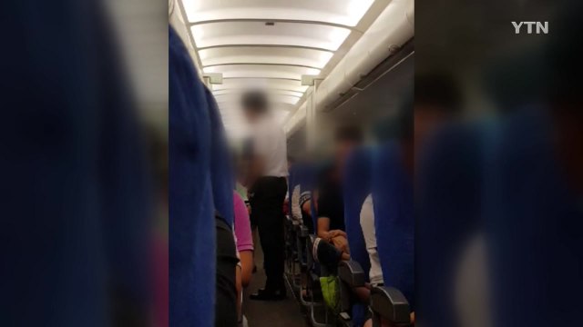 김해행 에어부산 여객기 3시간 지연...승객들 항의 / YTN