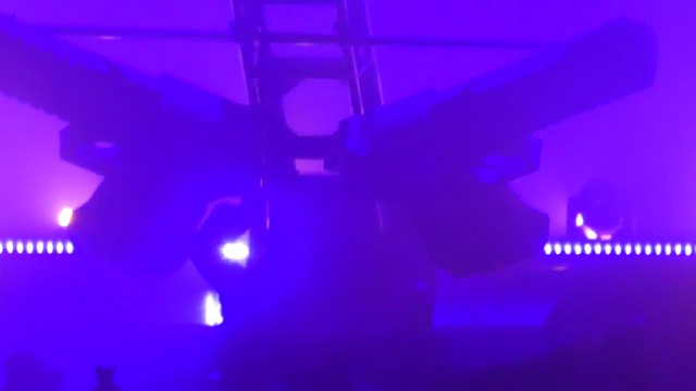 Marilyn Manson se prend le décor sur scène en plein concert !