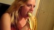 Elle avale une banane entière lors d'un dîner entre amis !