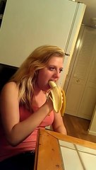 Elle avale une banane entière lors d'un dîner entre amis !