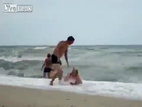 Ivres ce couple de russes n'arrive pas à sortir des vagues au bord de la plage !