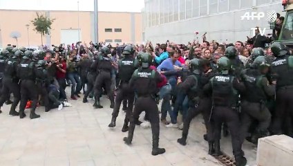 Référendum catalan: la police bloque les bureaux de vote