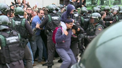 下载视频: Cargas policiales en Cataluña en caótico referéndum