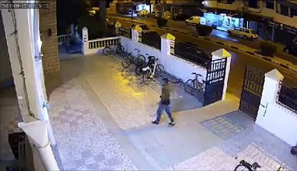 يسرق دراجة من جامع التوبة بالمنستير في صلاة الصبح .. لا حول ولا قوة إلا بالله