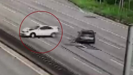 고속도로 2차 사고 주의...가드레일 밖으로 대피하라! / YTN